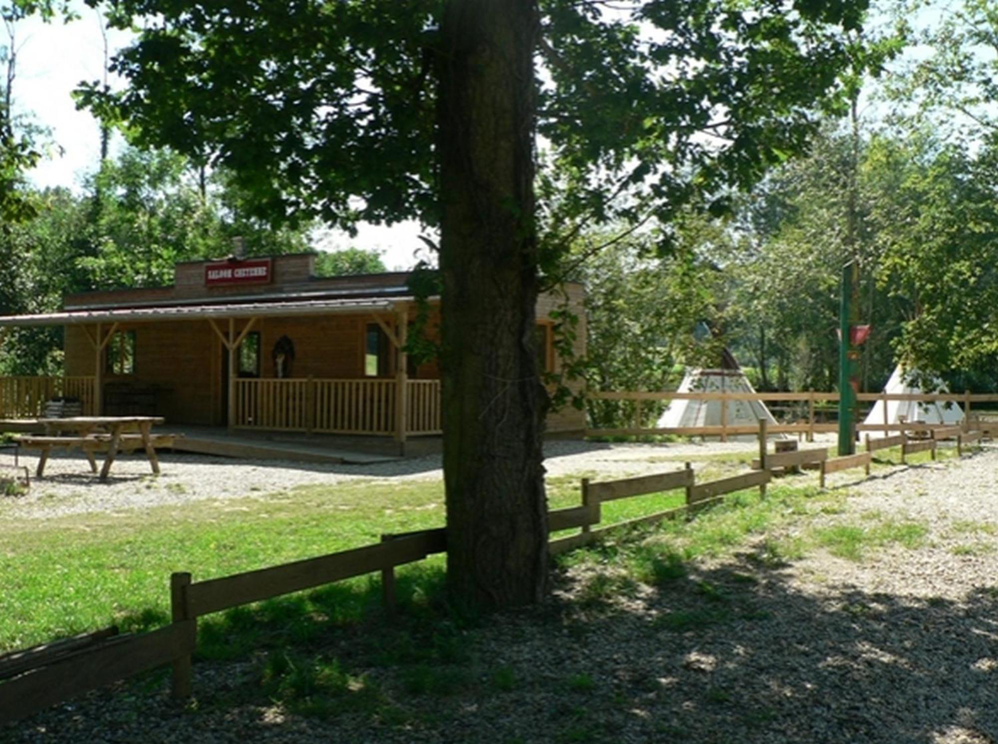 Etangs Du Moulin Hotel Suzy Exterior photo