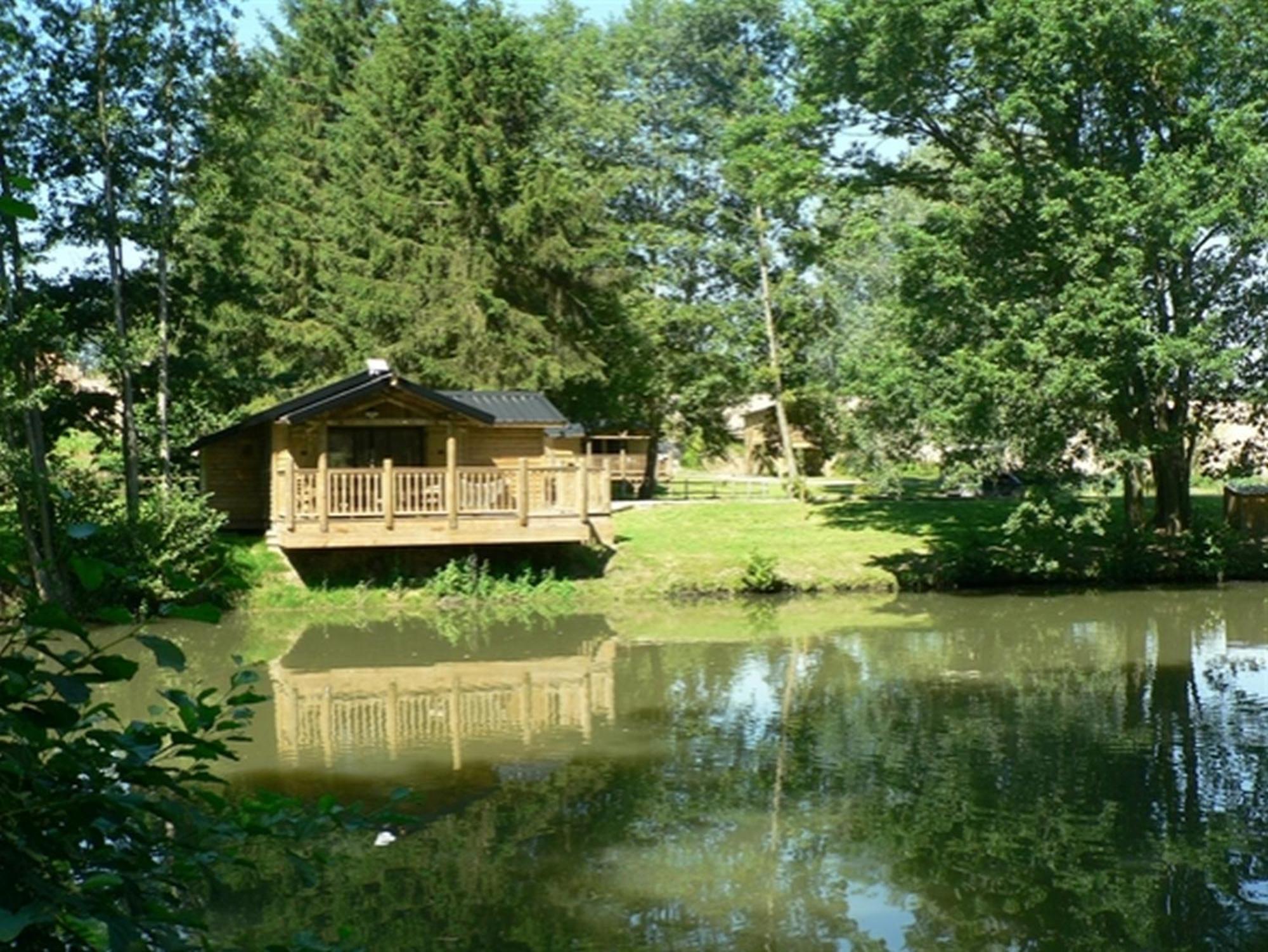 Etangs Du Moulin Hotel Suzy Exterior photo